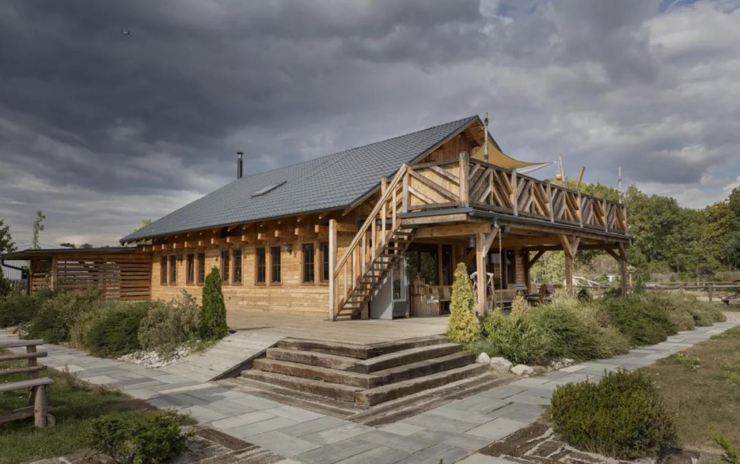 Lehká střešní krytina UNI 1 antracit na objektu EL RANCHO