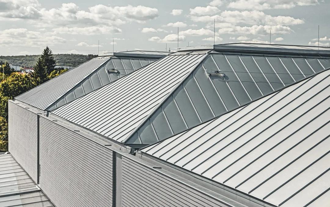 Hliník, měď či pozink? Jak vybrat ideální plechovou krytinu pro vaši střechu