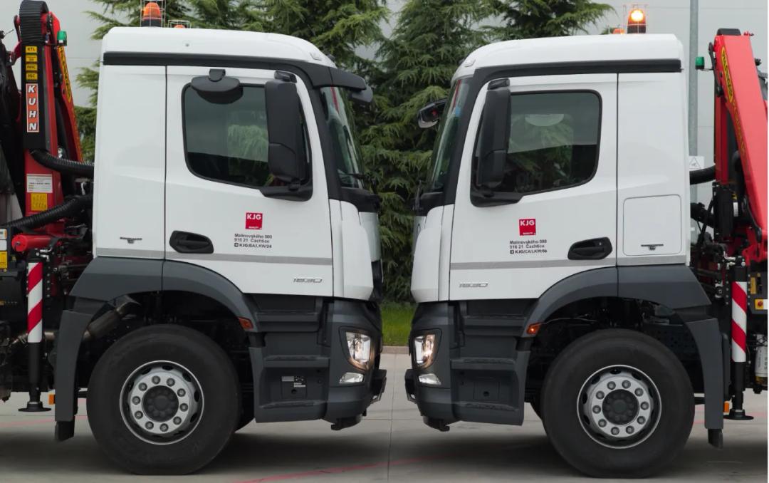 Nová flotila vozidel s hydraulickou rukou